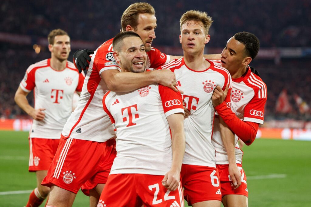 Harry Kane fejrer Bayern Münchens scoring mod Arsenal sammen med sine holdkammerater.