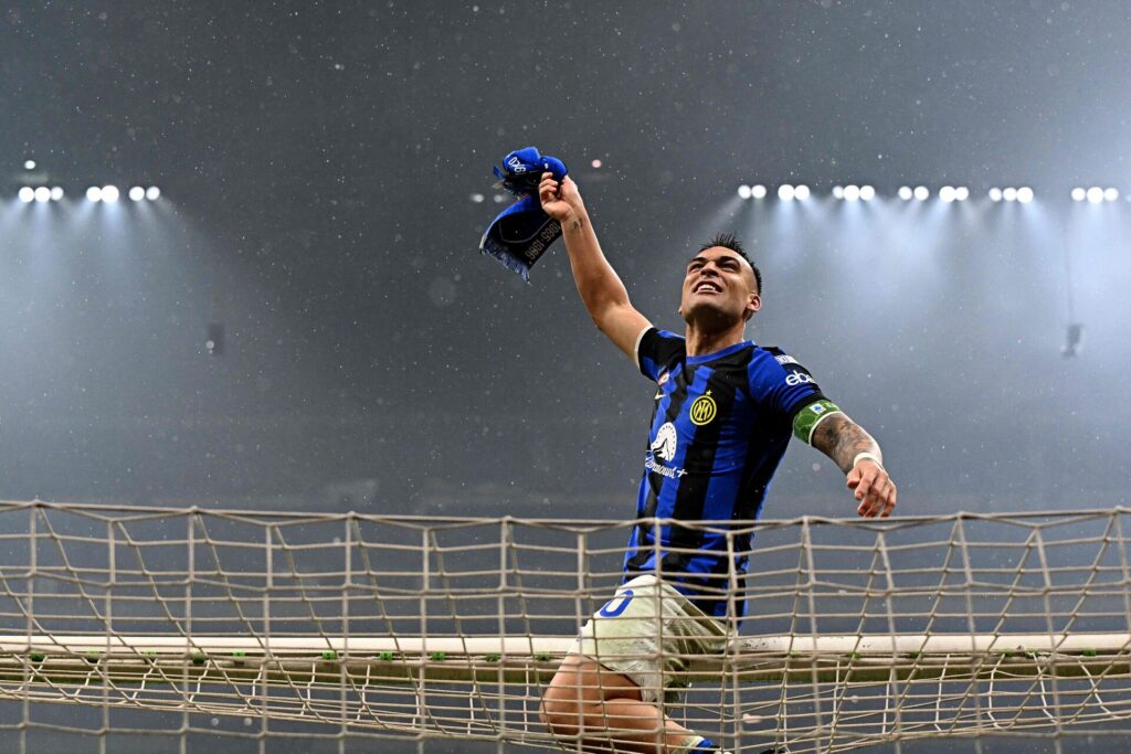Lautaro Martinez fejrer Inters mesterskab fra overliggeren på San Siro.