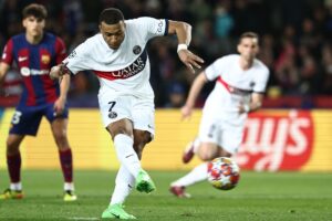 Kylian Mbappé scorer på straffe mod PSG.