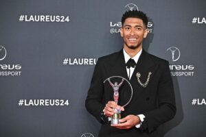 Jude Bellingham smiler med sit trofæ i hænderne.