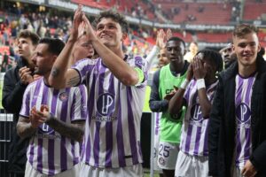 Rasmus Nicolaisen klapper ud til Toulouses fans efter Ligue 1-kampen imod Stade Rennes.