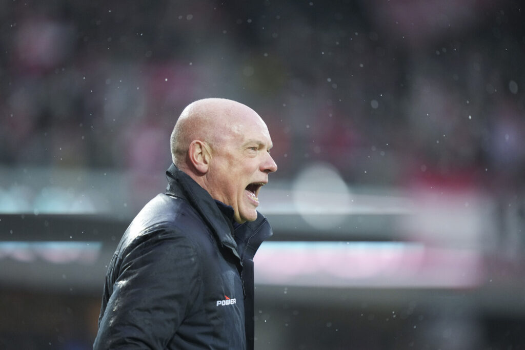 Uwe Rösler i færd med at dirigere AGF-spillerne under kampen mod Silkeborg IF.