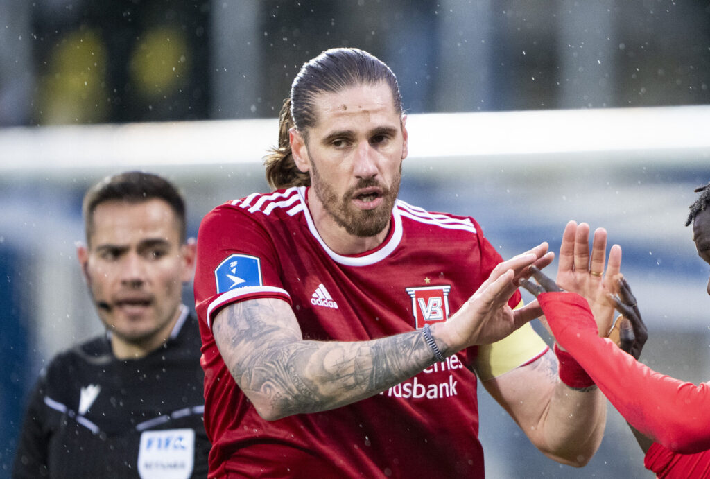 Vejles Musa Juwara har scoret til 1-0 og fejrer det med Raul Albentosa og Yeni Ngbakoto under superligakampen mellem OB og Vejle Boldklub i Odense tirsdag den 2. april 2024.