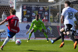 Nathan Trott i målet for Vejle Boldklub mod Hvidovre IF.
