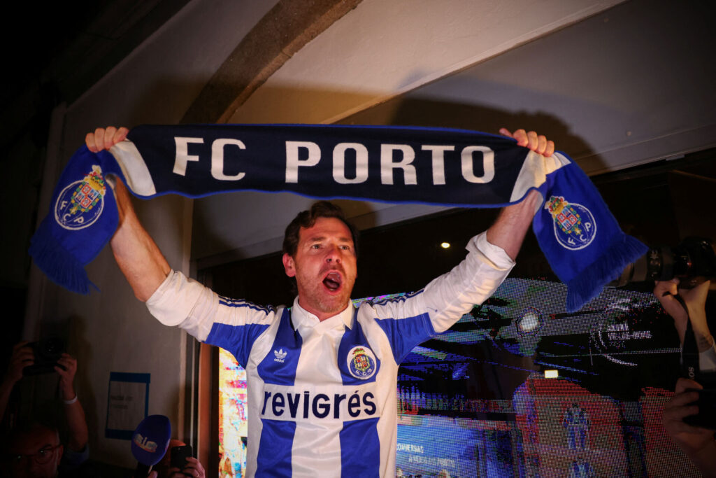 Andre Villas-Boas fejrer sin valgsejr. Han er ny præsident i FC Porto.