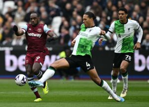 Michail Antonio i duel med Van Dijk fra Liverpool.