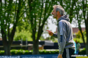 Kim Engstrøm råber på sidelinjen for B.93 på Riisvangen mod Aarhus Fremad