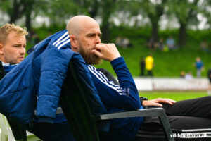 Morten Dahm Kjærgaard kigger ud fra Aarhus Fremads trænerbænk