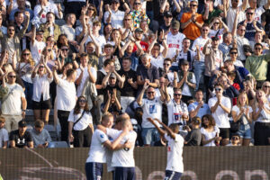 AGF fejrer Mads Emil Madsens scoring imod F.C. København.