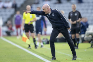 Uwe Rösler i færd med at dirigere AGF-spillerne.