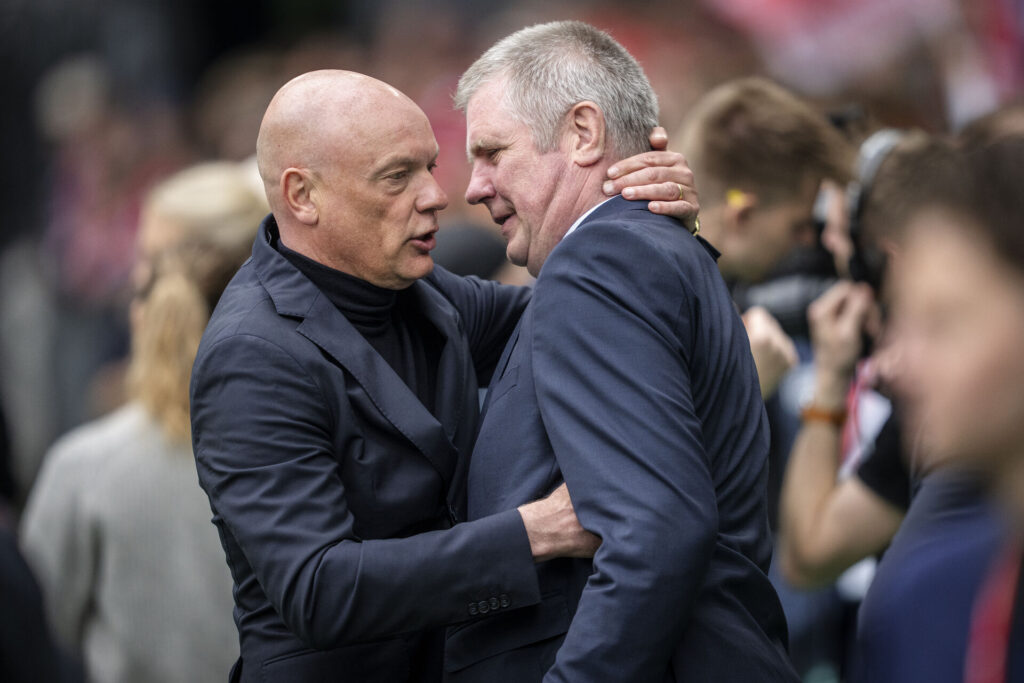 Uwe Rösler og Kent Nielsen siger tak for kampen efter pokalfinalen mellem AGF og Silkeborg IF.