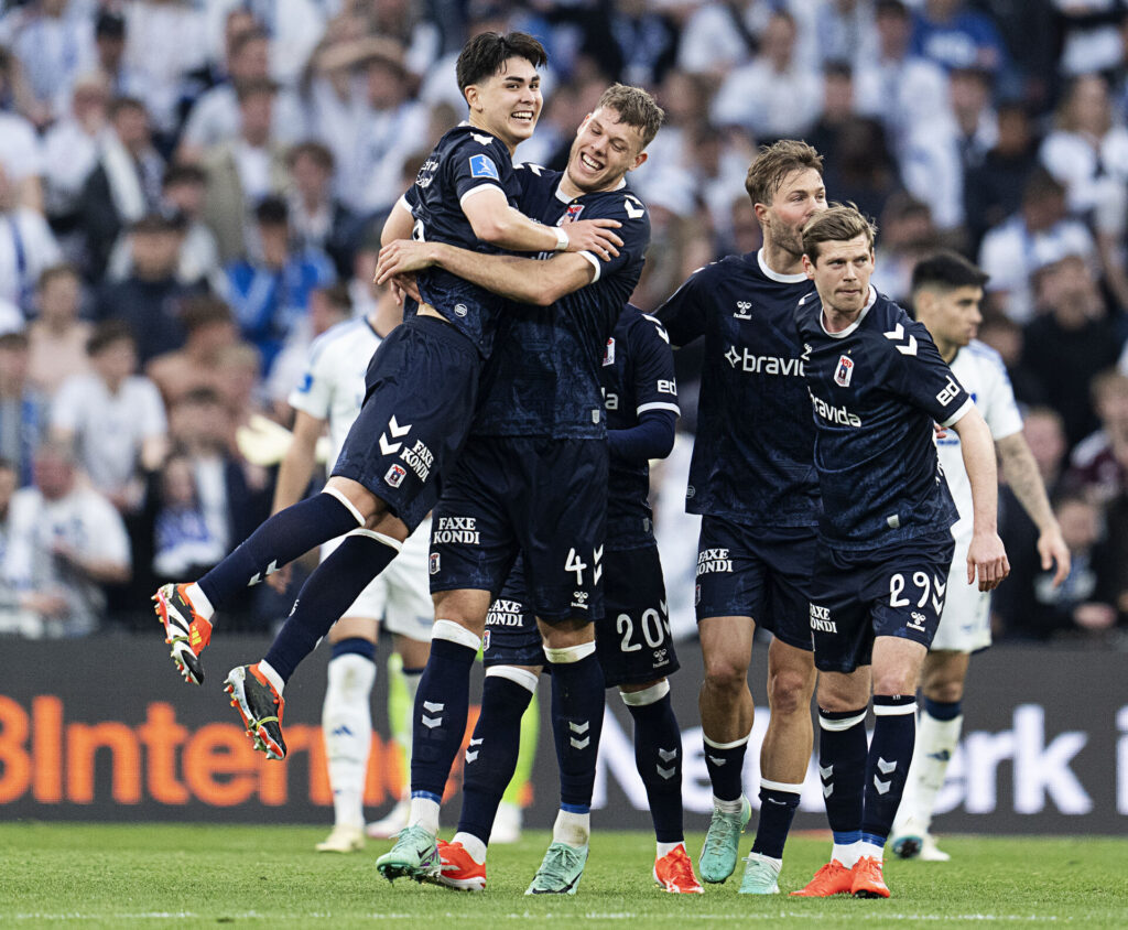 AGF-spillerne fejrer en scoring i 3F Superliga-kampen imod F.C. København.
