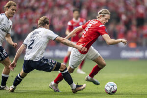 AGF's Felix Beijmo i duel med Silkeborg IF's Stefan Thordarson under Oddset Pokalfinalen i Parken.