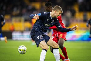 AGF's Frederik Tingager og FC Nordsjællands Ibrahim Osman under Superligakampen mellem FC Nordsjælland og AGF på Right to Dream Park i Farum.