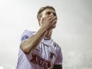 Mortensen kysser ud til fans