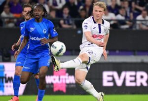 Kasper Dolberg sparker bolden i mål for Anderlecht mod Genk