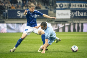 Andri Guðjohnsen fra Lyngby i duel med John Björkengren fra Randers under superligakampen mellem Lyngby Boldklub og Randers FC på Lyngby Stadion søndag den 5. maj 2024.