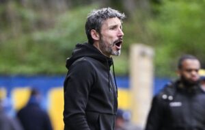 Mark van Bommel på sidelinjen i en kamp for Royal Antwerp.