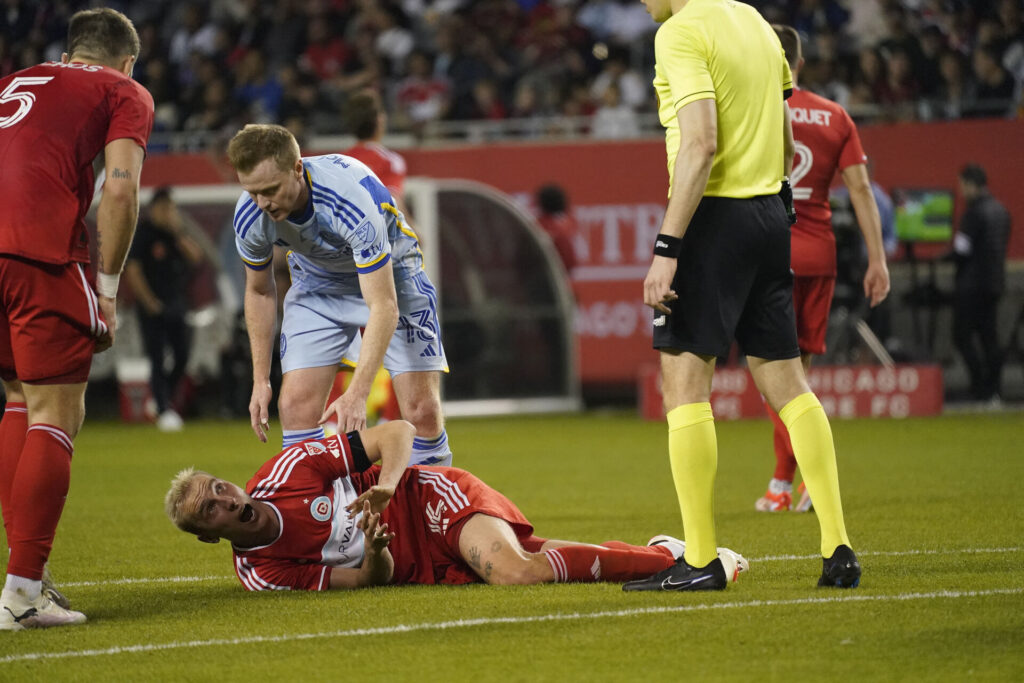 Tobias Salquist reaktion liggende på græsset i kamp for Chicago Fire i MLS