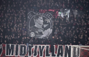 FC Midtjyllands fans hylder Kristoffer Olsson.