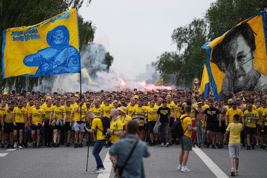 Brøndbys fans marcherer frem mod stadion inden kampen mod AGF.