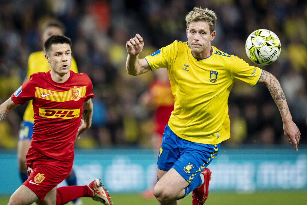 Nicolai Vallys i duel med Oliver Villadsen om bolden i 3F Superliga-kampen mellem FC Nordsjælland og Brøndby IF.
