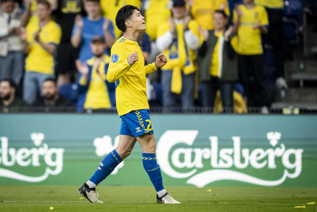 Yuito Suzuki fejrer en scoring imod Fc Nordsjælland.