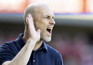 Jesper Sørensen på sidelinjen under Brøndbys kamp imod Silkeborg i 3F Superligaen.