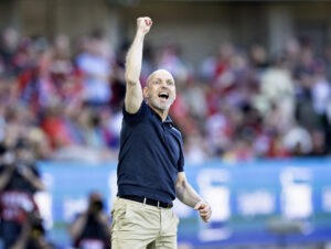 Jesper Sørensen jubler over Brøndbys sejr i Silkeborg i næstsidste spillerunde.