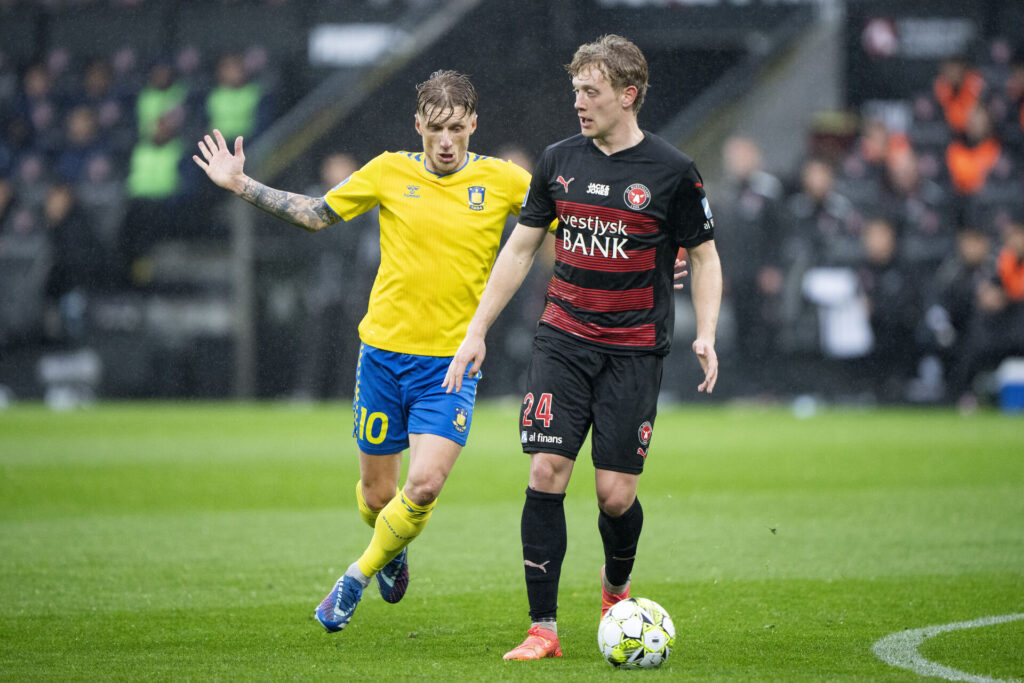 Oliver Sørensen og Daniel Wass i Superliga-kampen mellem FC Midtjylland og Brøndby IF.