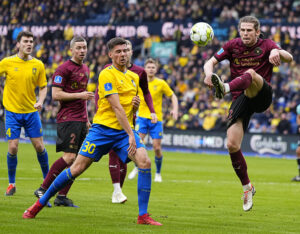 Jordi Vanlerberghe i kamp om bolden med FC Midtjyllands Mads Bech.