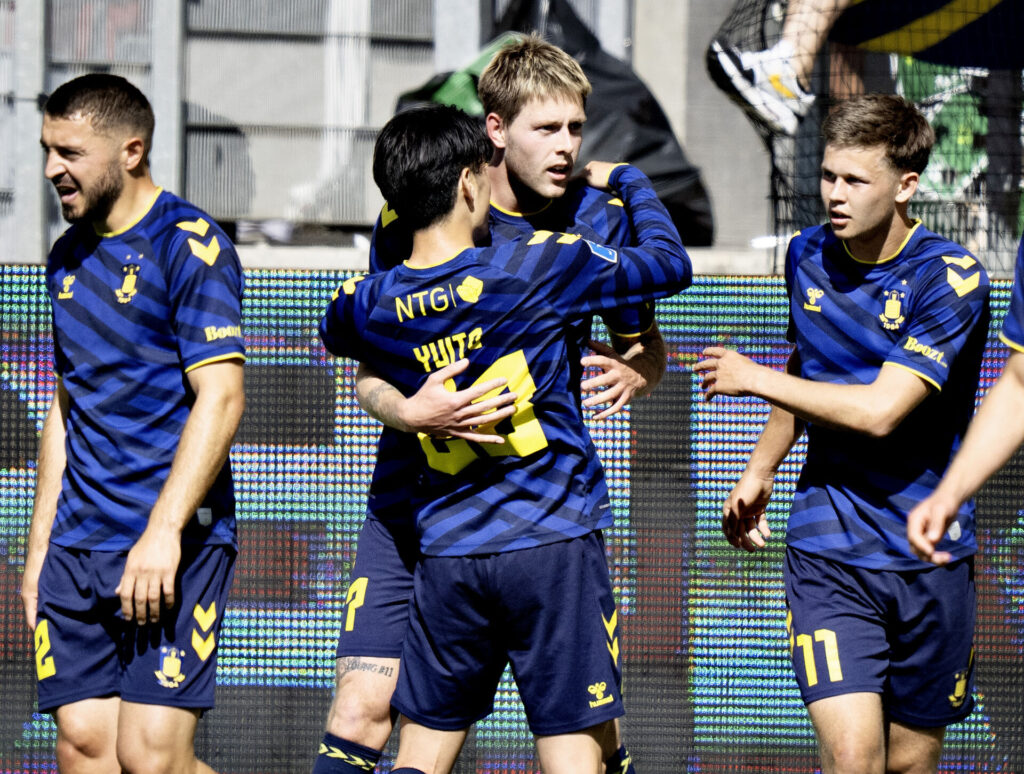 Nicolai Vallys fejrer en scoring mod Silkeborg IF.