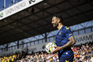 Sean Klaiber med bolden i hænderne under kampen mellem Brøndby og FC Nordsjælland.