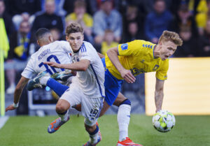 FCK's Elias Jelert i kamp om bolden mod Brøndbys Sebastian Sebulonsen.