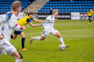 Vendsyssels Carl Lange bliver holdt tilbage af Hobros Mads Freundlich.