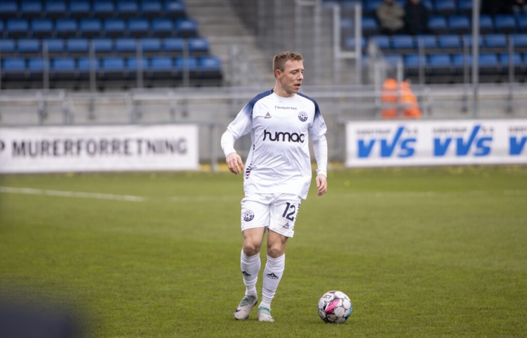Vendsyssel FF's Rune Frantsen alene med bolden.