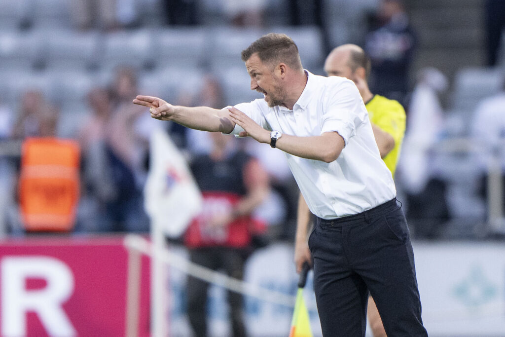 Cheftræner Jacob Neestrup reagerer på FCKs bænk under superligakampen mellem AGF og FC København på Ceres Park i Aarhus tirsdag den 21. maj 2024.