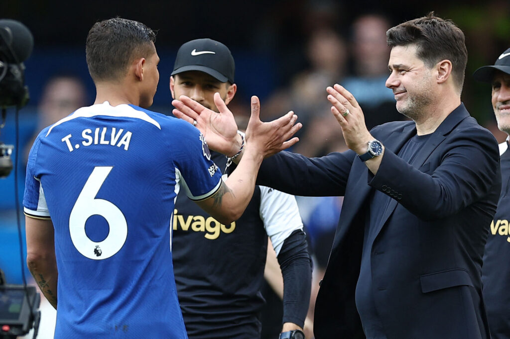 Mauricio Pochettino og Thiago Silva snakker efter Chelseas sejr mod Bournemouth i Premier League.