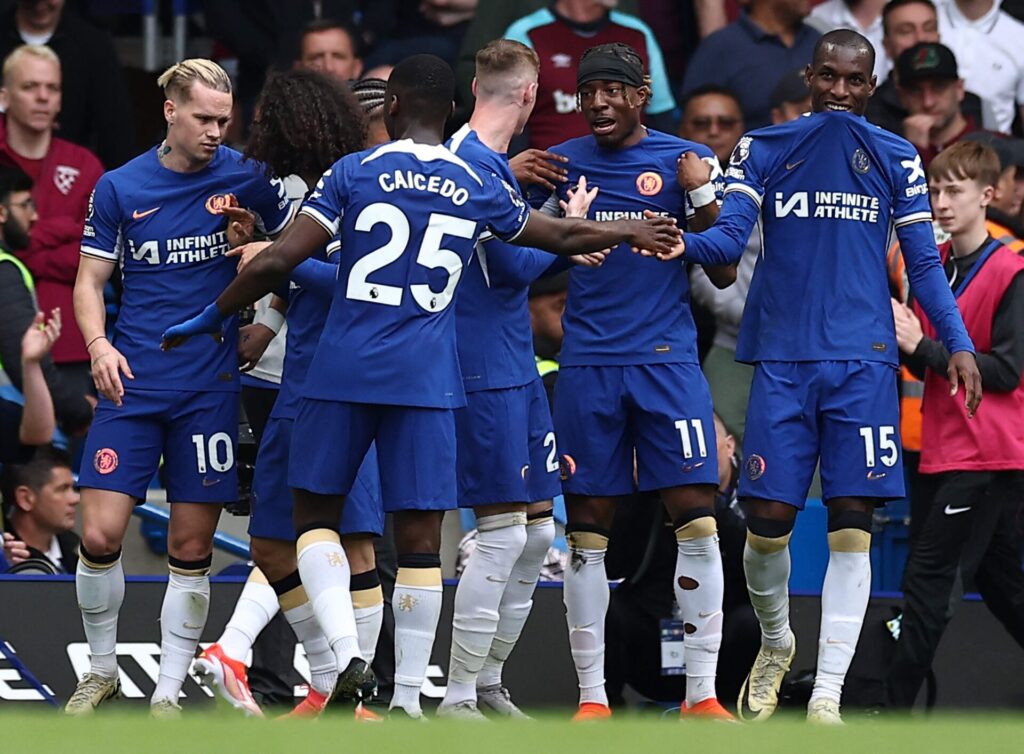 Chelsea-spillerne fejrer et af deres mange mål mod West Ham.