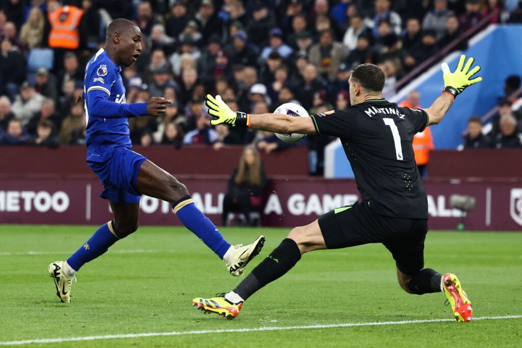 Nicolas Jackson scorer imod Emi Martinez i Premier League-kampen mellem Chelsea og Aston Villa.