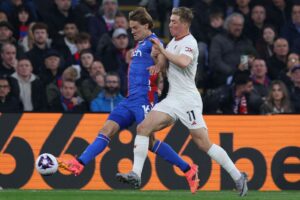 Joachim Andersen i duel med Rasmus Højlund i Premier League-kampen mellem Crystal Palace og Manchester United.