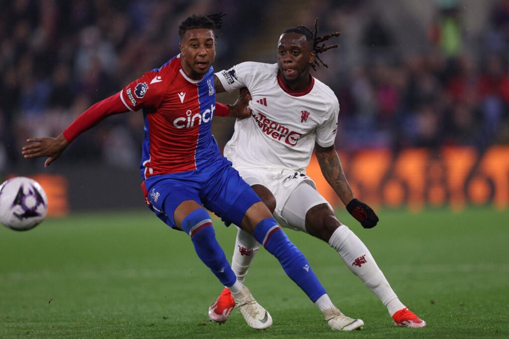 Aaron Wan-Bissaka i kamp om bolden mod Crystal Palace.