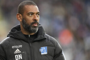 David Nielsen kigger på, mens Lyngby og Vejle tørner sammen.