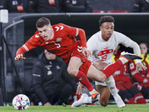 Joakim Mæhle i nærkamp med Dan Ndoye.