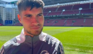 Kevin Diks lader sig interviewe til campo.dk i Parken