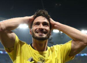 Mats Hummels tager sig til hovedet for Dortmund