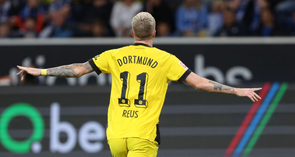Marco Reus fejrer en scoring for Dortmund.