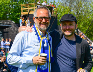 Jens Hammer Sørensen står sammen med direktøren for Aarhus Fremad