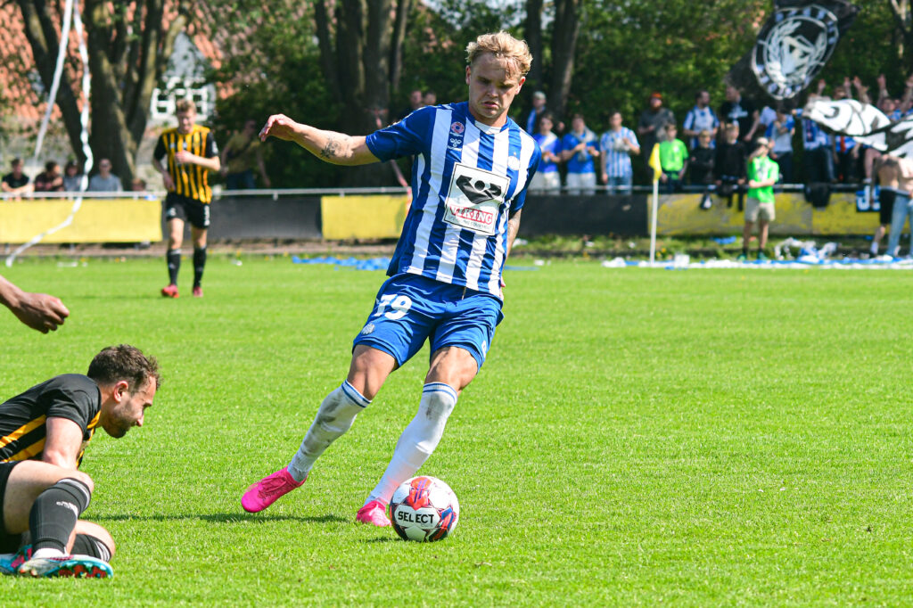 Esbjergs Strunck med bolden mod Aarhus Fremad i 2. Division
