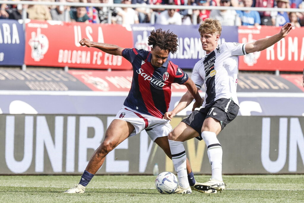 Joshua Zirkzee i duel med danske Thomas 'TK' Kristensen i Serie A-kampen imellem Bologna og Udinese.